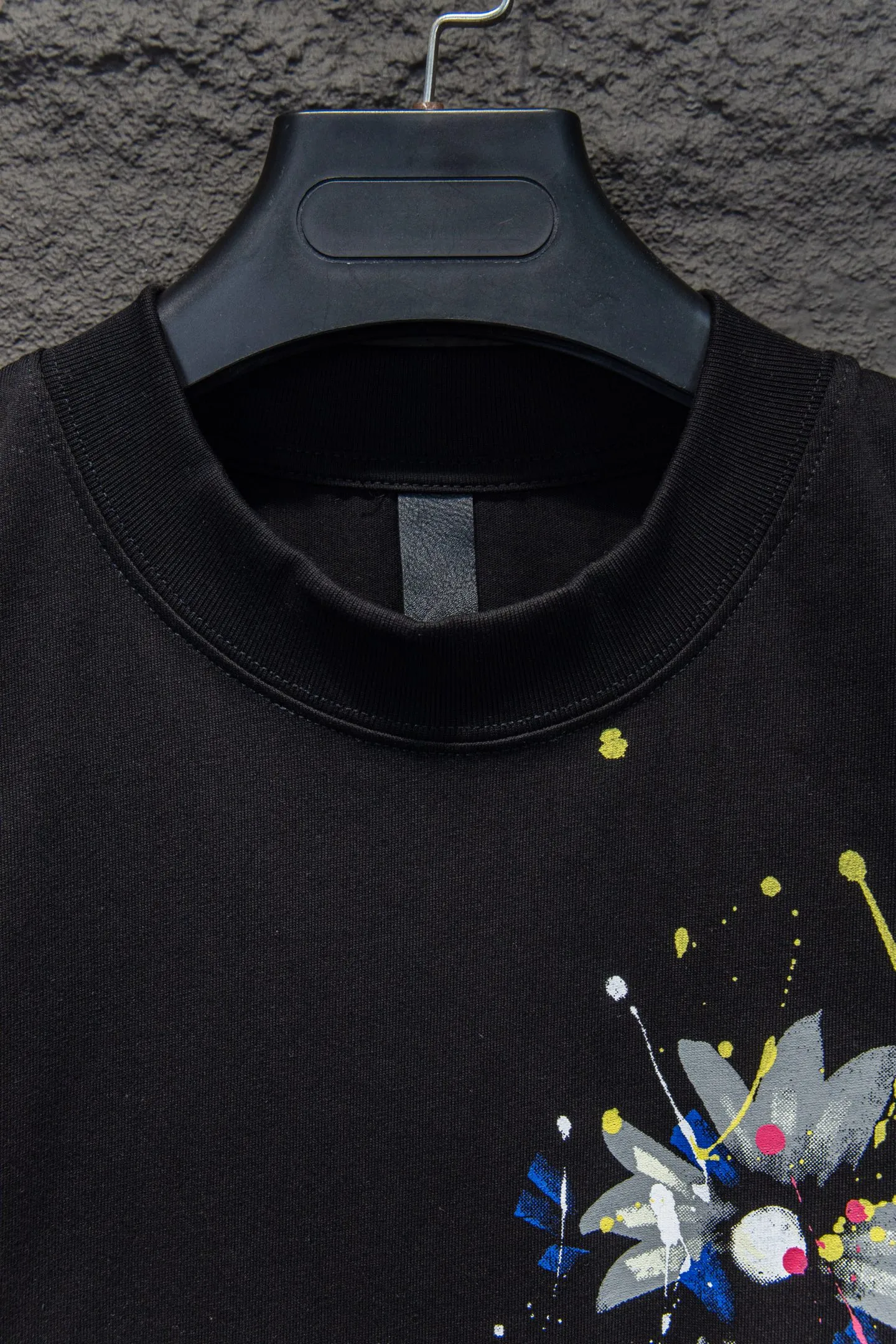 🅿️180 Style No.: 7042# Chrome hearts• 25ss ⚠YB custom-woven and custom-dyed fabrics, colors, prints, styles, and accessories. The fabrics are woven by imported machines. The uniqueness of the cloth texture creates a perfect garment effect. The fabric is made of 260-gram clean cloth with 320-gram 1*1 ribs. 4-color environmentally friendly custom-dyed fabrics, threads in the same cylinder, no color difference.  Gradient graffiti on garments, hand-made graffiti technology on garments, the details of the collar, pockets, cuffs, and front and rear threads are clearly visible. The printing uses Japanese BROTHER white ink digital direct-injection garment printing. This model is a global limited edition. In order to present a product like a work of art, after a long period of repeated determination of details, a very high-standard garment is presented. The front chest is made of direct-injection printing environmentally friendly glue material, using a mechanized printing process. Mechanical printing has high precision, the positioning accuracy can reach ±0.02mm, and the quality is stable.   The body is treated with graffiti elements, which greatly increases the interest of the clothing; it has a unique visual effect. The special washing effect creates a unique aged effect.  Croix Heart Short Sleeve must be the first short-sleeved piece in spring and summer that blurs the boundaries of unisex style. It has a classic dropped shoulder oversize version and a loose and casual upper body.  Color: Black White Size: S M L XL